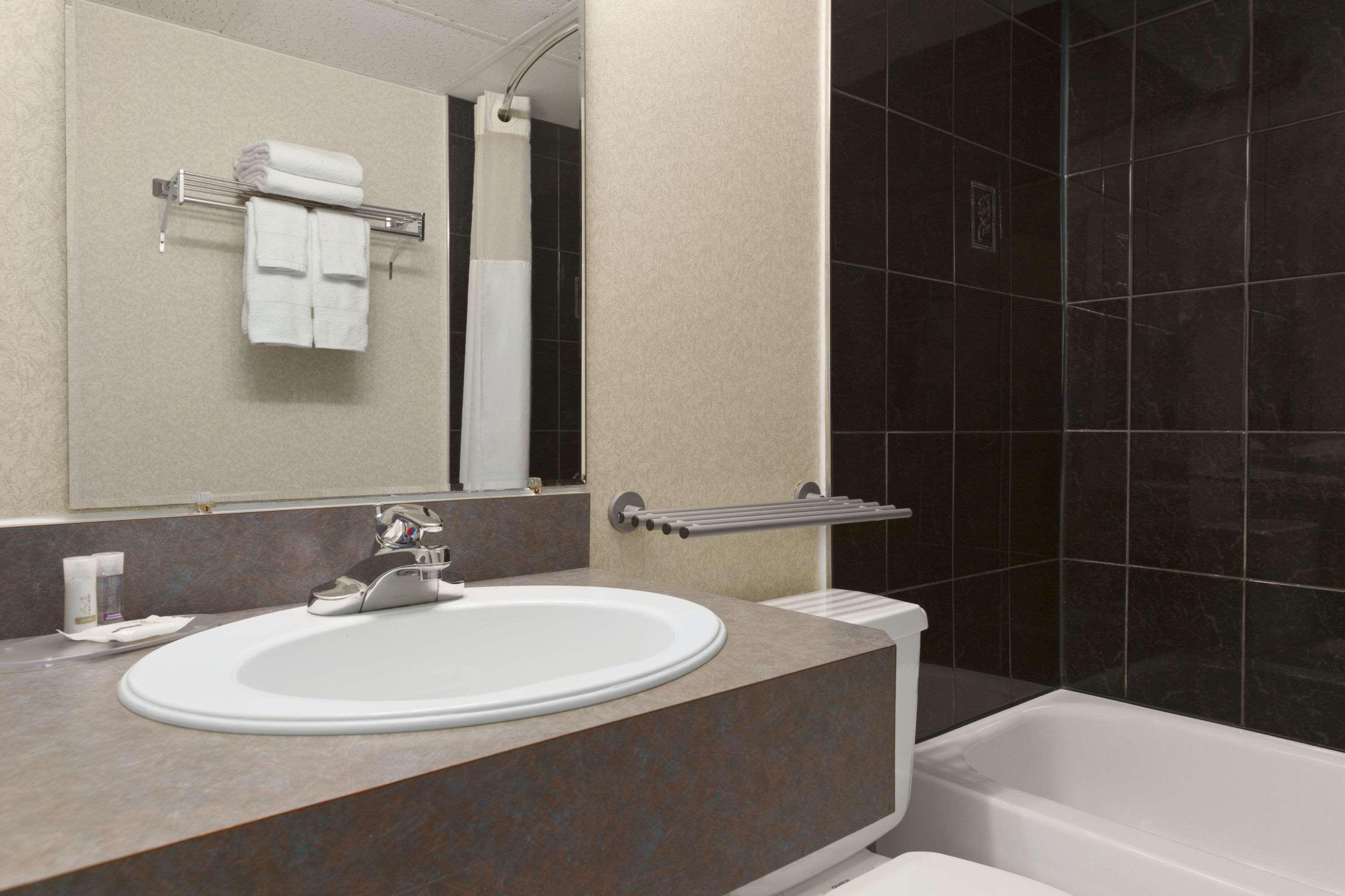 Days Inn By Wyndham Bridgewater Conference Center Bagian luar foto