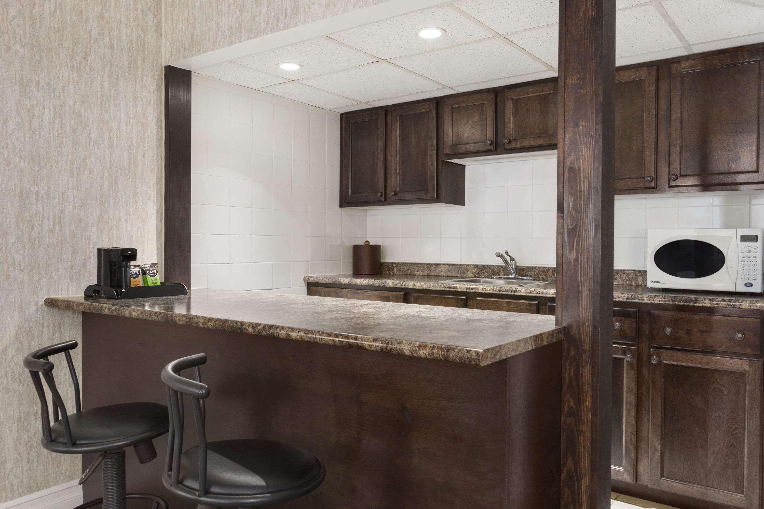 Days Inn By Wyndham Bridgewater Conference Center Bagian luar foto